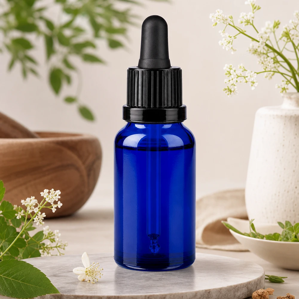 20ml pipettipullo musta tamper-evident-korkki BlueLine UT18/20 Pieni 20 ml:n pipettipullo tyylikkäässä sinisessä värissä, jossa on käytännöllinen tippakorkki liikkuvaan käyttöön.