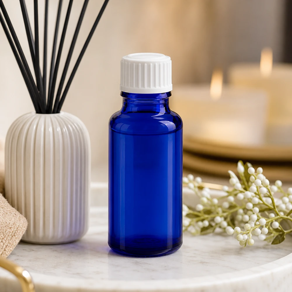 Apteekkipullo sininen 20ml ruuvikorkki valkoinen standardi Sininen apteekkipullo, 20 ml, valkoisella vakiokorkilla, marmorialustalla