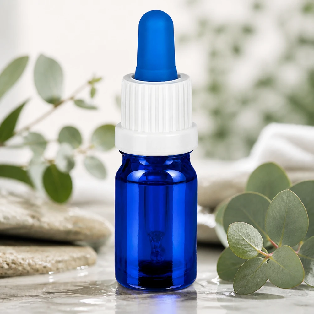 5ml pipettipullo valkoinen/sininen sulkeminen väärentämisen estävällä sulkimella BlueLine UT18/5 BlueLine UT18/5 Pieni 5 ml:n pipettipullo sinisestä lasista, jossa ergonominen valkoinen tippakorkki.