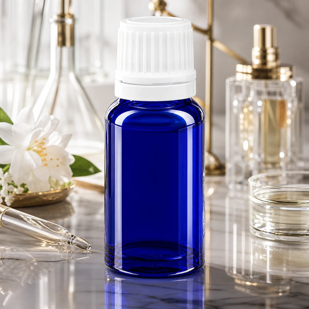 Apteekkipullo sininen 10ml tiputuskorkki 1.2mm valkoinen peukalointiturvallinen korkki Sininen 10 ml:n ApoGlas-tiputuspullo, jossa on valkoinen lapsiturvallinen korkki, marmoripohjalla
