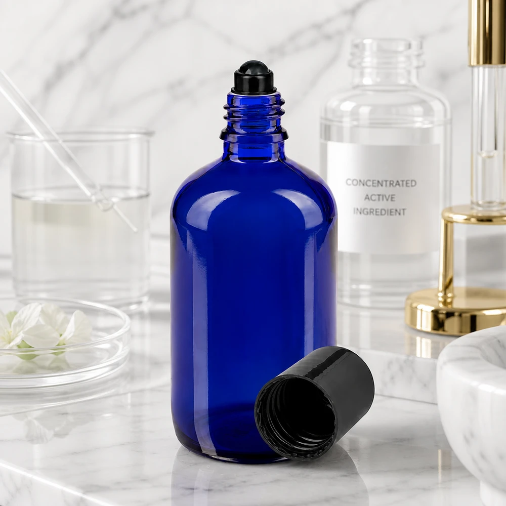 Apteekkipullo sininen 100ml roll-on korkki musta Avoin 100 ml:n roll-on-pullo koboltinsinisellä värillä ja mustalla pallokärjellä laboratorioympäristössä