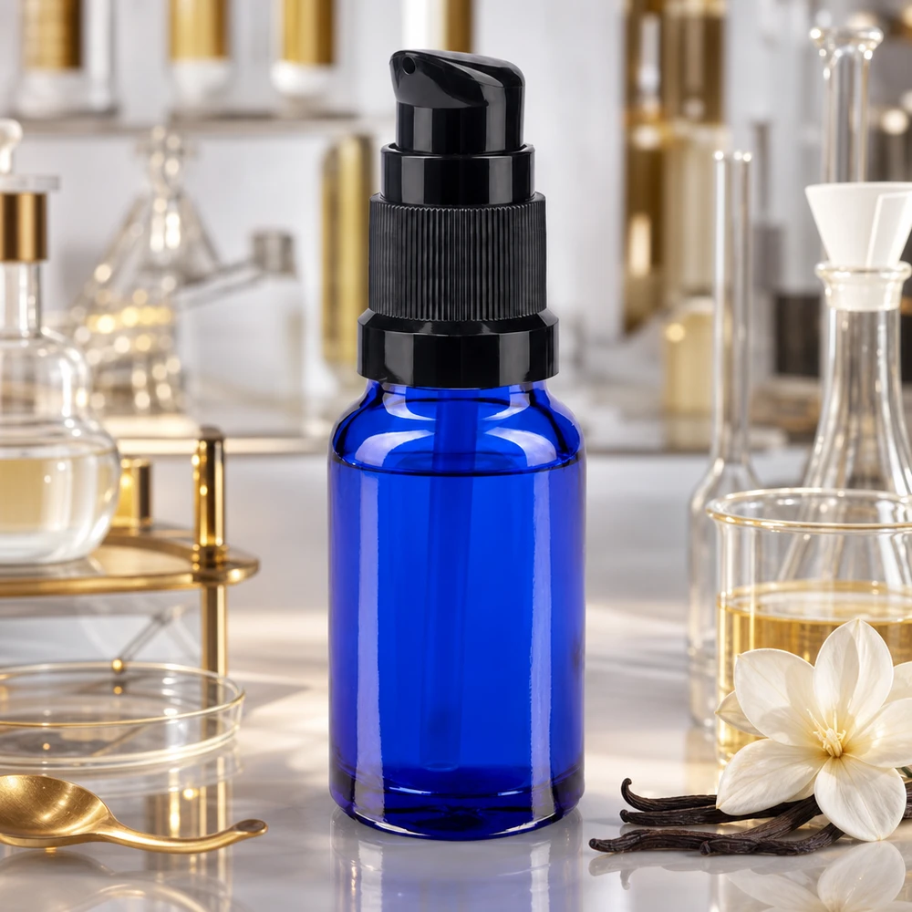 Apteekkipullo sininen 10ml pumppukorkki musta standardi 10 ml:n pumppupullo sinisestä apteekkilasista, jossa on musta annostelija, laboratoriotunnelmassa