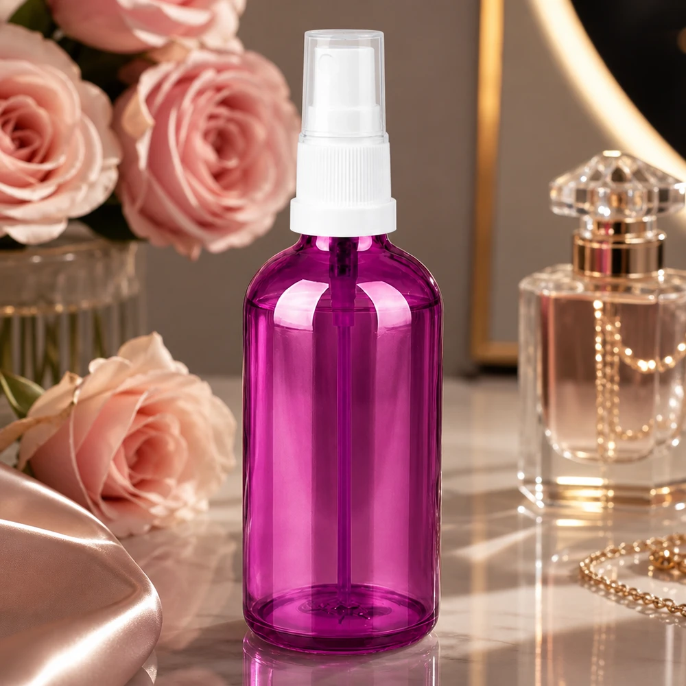 Violetti kosmetiikkapullo 100ml, jossa on käytännöllinen suihkutuslisäke kasvoveden ja kasvoveden suihkuttamiseen.