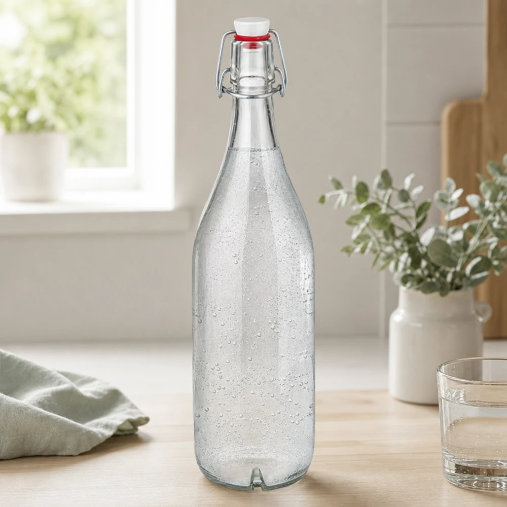 1000ml lasipullo, jonka yläosa on täynnä kuohuvaa vettä puupöydällä modernissa keittiössä.