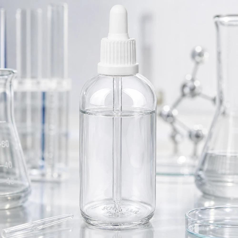100 ml:n ClearLine-pipettipullo UT18/100, jossa on valkoinen kumipipetti, laboratoriossa