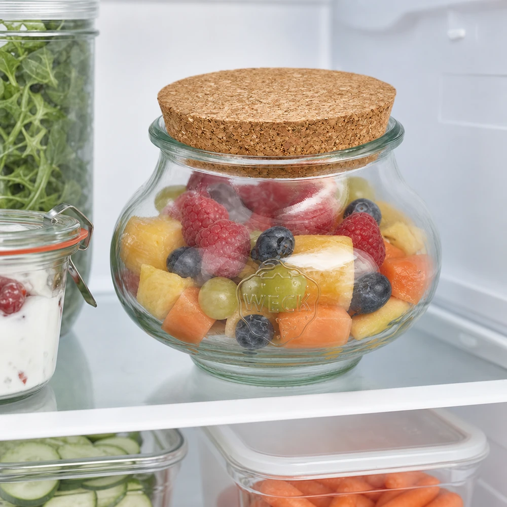 WECK Schmuckglas 560ml RR80 mit Korkdeckel im Kühlschrank gefüllt mit frischem Obstsalat Kühlschrankorganisation