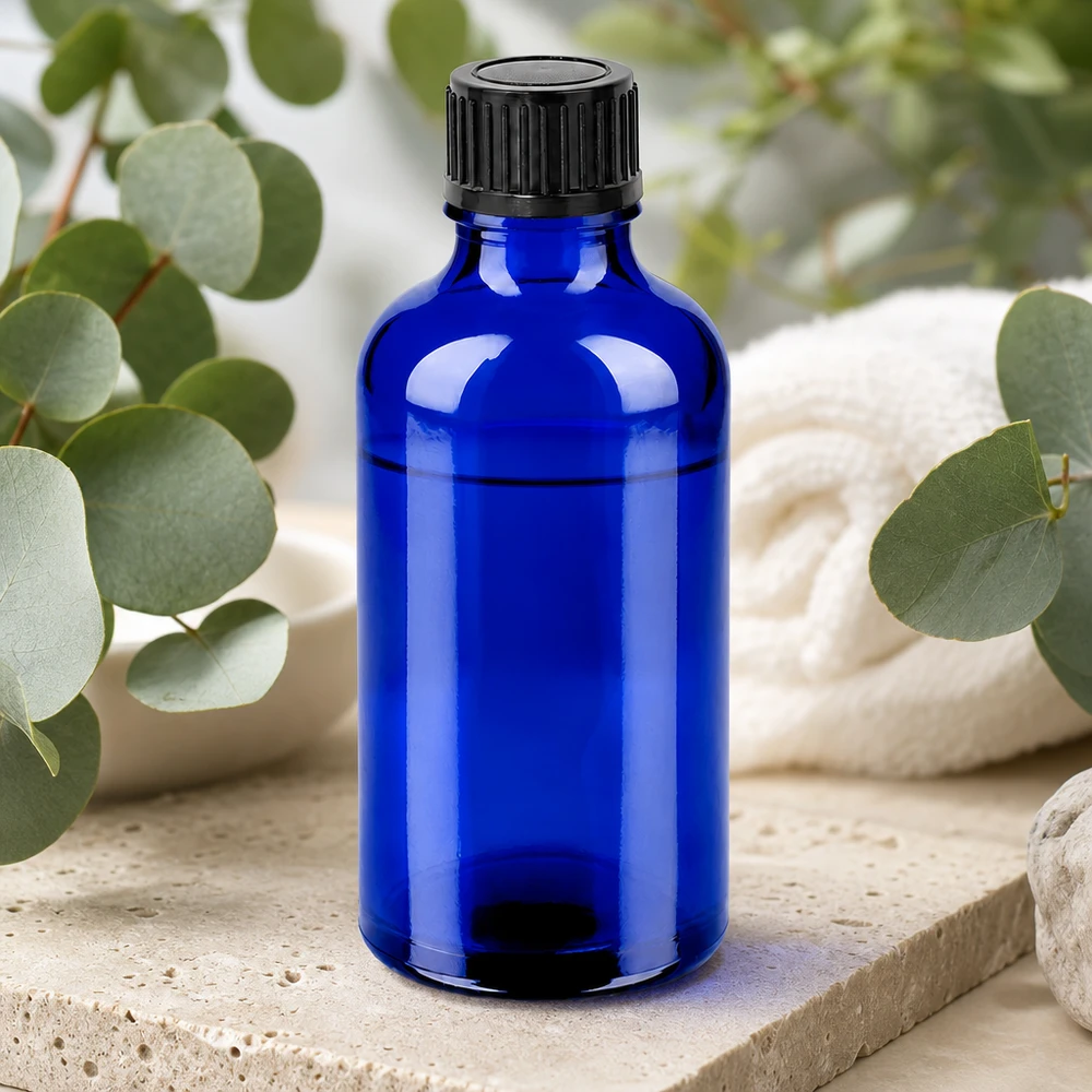 Laadukas 50ml lasipullo loistavan sinisellä ja ammattimaisella mustalla kierrekorkilla.
