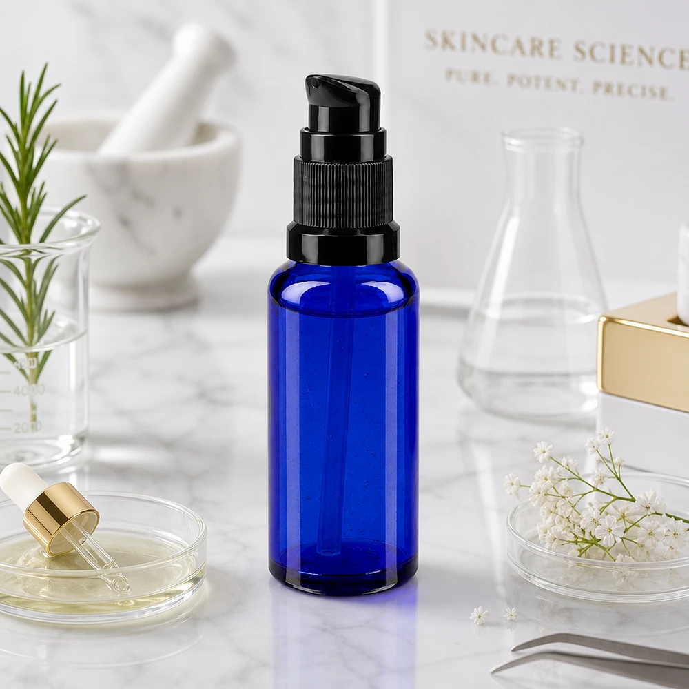 Apteekkipullo sininen 30ml pumppukorkki musta standardi Koboltinsininen 30 ml:n ApoGlas-pumppupullo, jossa on musta annostelupää, laboratoriokäytössä