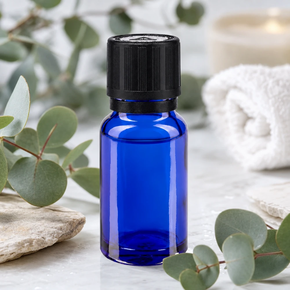 Apteekkipullo sininen 10ml tippapullon korkki kaatorengas 1mm musta lapsilukko sokea varoitussymboli tamper evident sulkeminen Koboltinsininen 10 ml:n apteekkipullo, jossa on musta OV-korkki, marmoripohjalla eukalyptusoksien keskellä