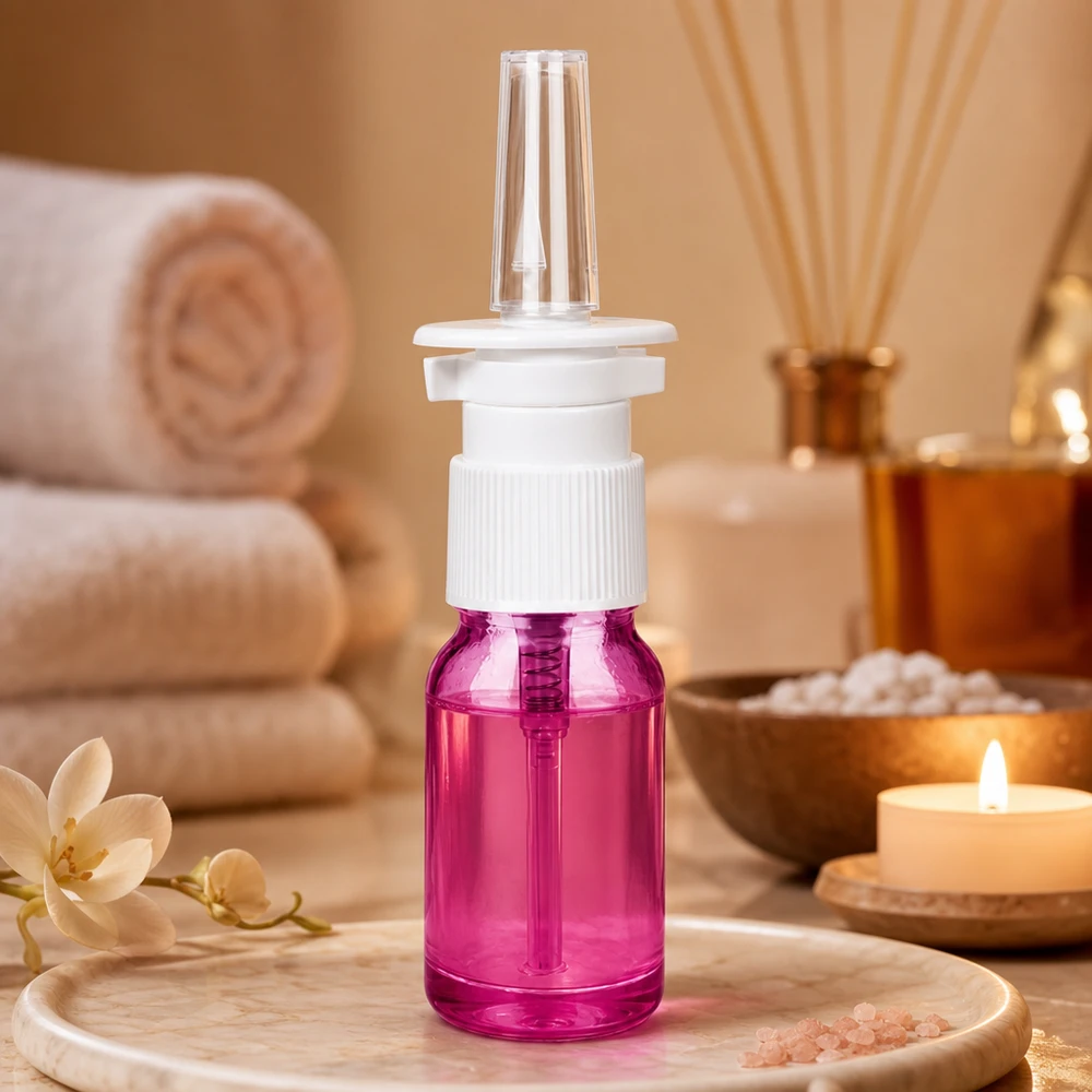10ml nenäsumutinpullo valkoinen/läpinäkyvä standardi PurpleLine. UT18/10 Lääkepullo 10ml nenäsumutinpumpulla violetista vaaleasta lasista hyvinvointiin ja aromaterapiaan.