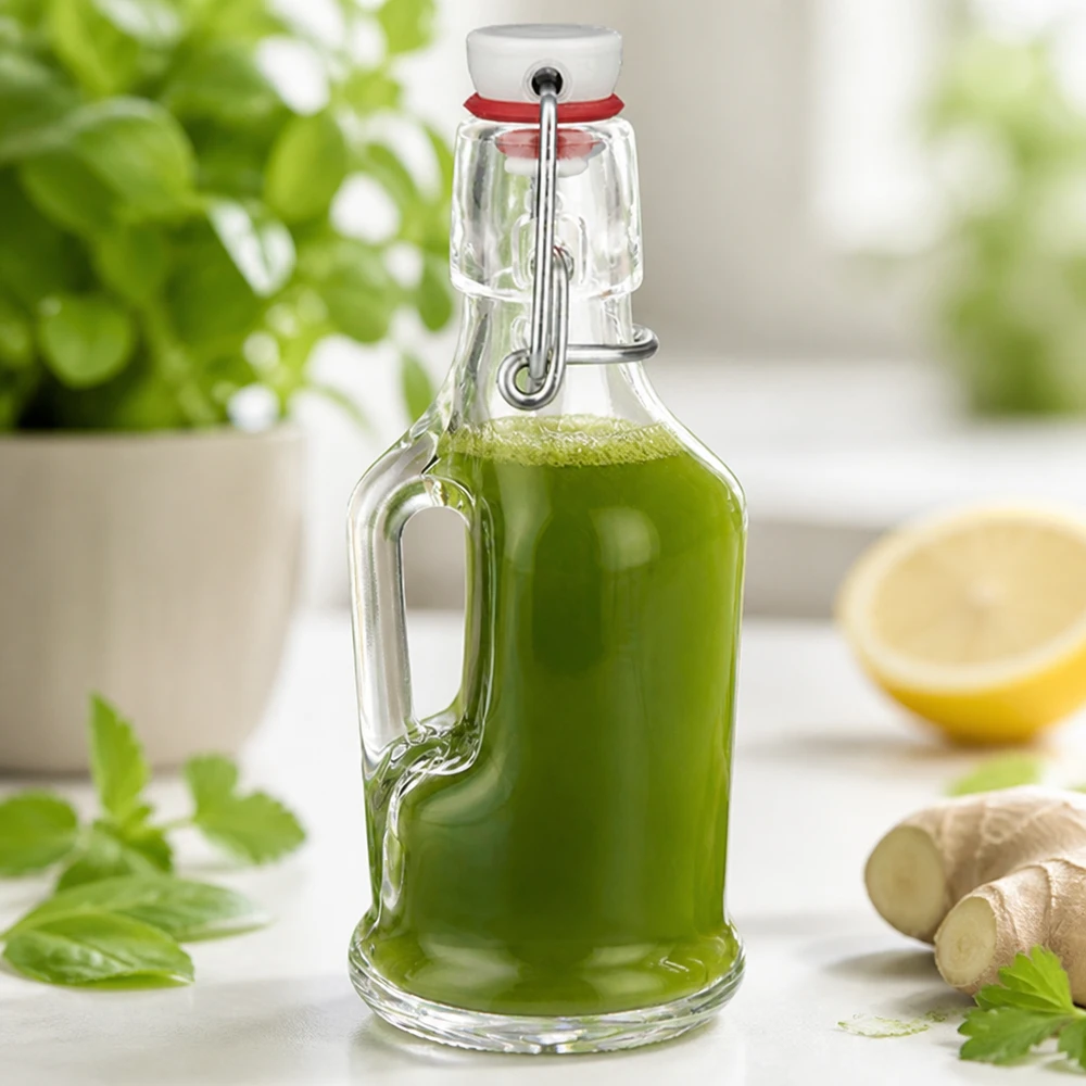 Lasipullo Bertha 200ml täynnä vihreää smoothieta inkiväärin ja sitruunan vieressä Keittiökohtaus UNiTW-kiikku tulppa