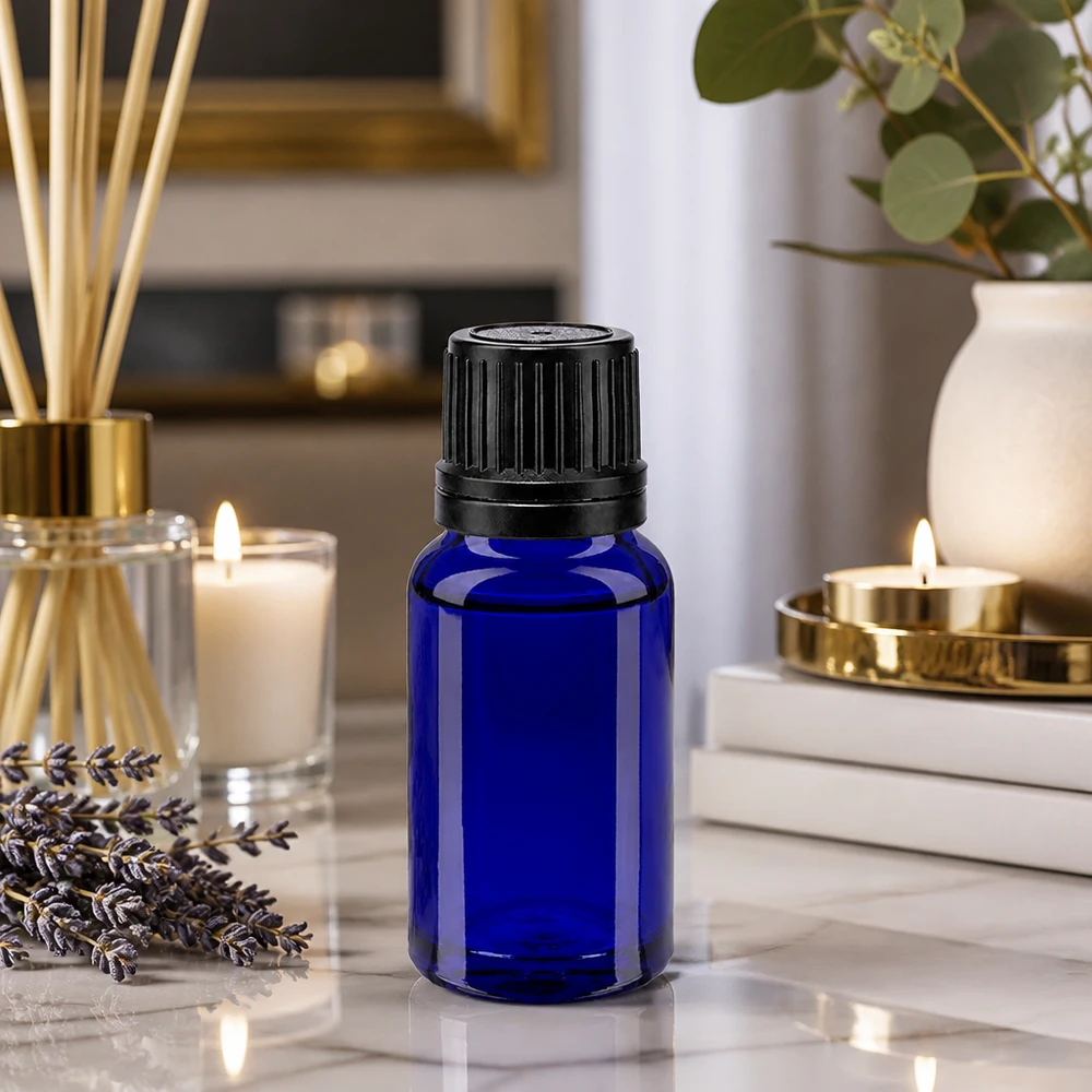 Apteekkipullo sininen 10ml ruuvikorkki musta kaatorengas sinetöityä sulkemista varten. 10 ml:n koboltinsininen lasipullo, jossa on musta alkuperäinen korkki, eteerisille öljyille ja aromaterapiaan