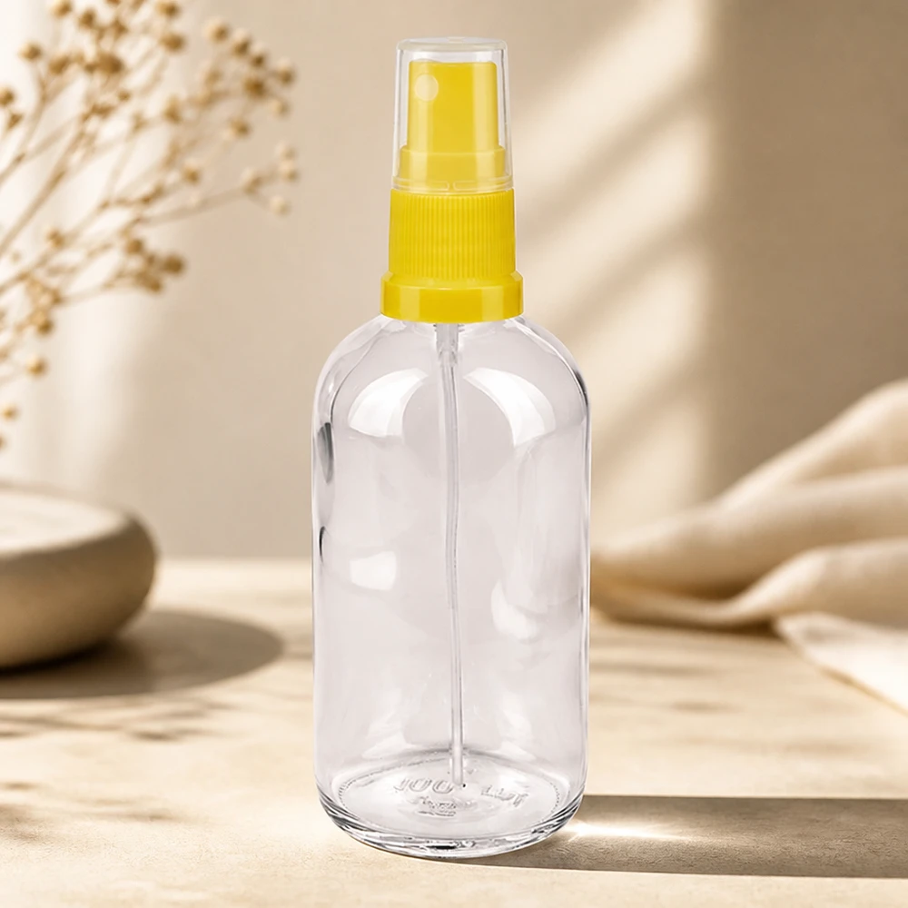 100ml suihkepullo keltainen/läpinäkyvä vakiokorkki ClearLine UT18/100 Tyhjä 100 ml:n muovisuihkepullo, jossa on keltainen pumppupää, puutaustalla