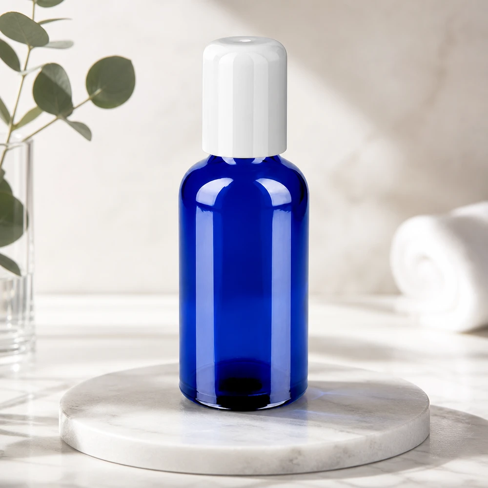 Koboltinsininen 50ml roll-on lasipullo STD BlueLine valkoisella korkilla liikkuvaan käyttöön.