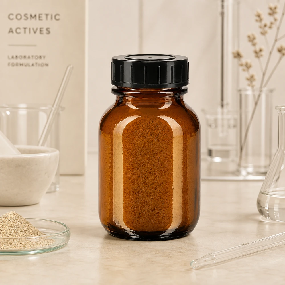 50ml leveäkaulainen meripihkanvärinen lasipullo, jossa on kierrekorkki. Laadukas 50ml apteekkipullo UV-suojatusta meripihkanvärisestä lasista kosmeettisille valmisteille.