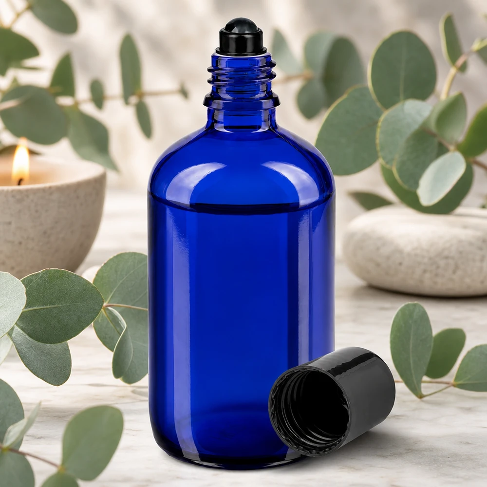 Sylinterimäinen 100 ml:n roll-on-pullo koboltinsinisellä värillä, mustalla pallokärjellä ja eukalyptuksen tuoksulla