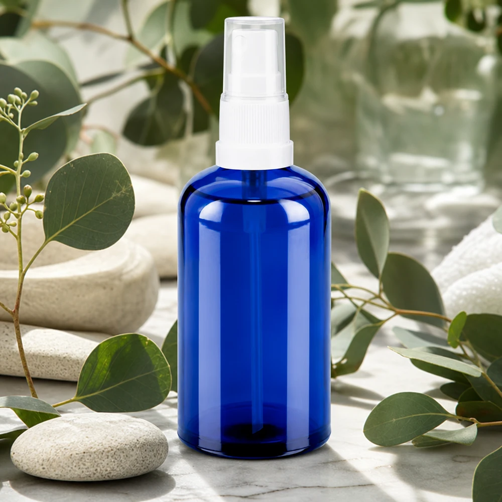 Tyhjä 100ml suihkepullo sinisellä valkoisella suihkepäällä DIY-kosmetiikkaan ja hoitotuotteisiin.
