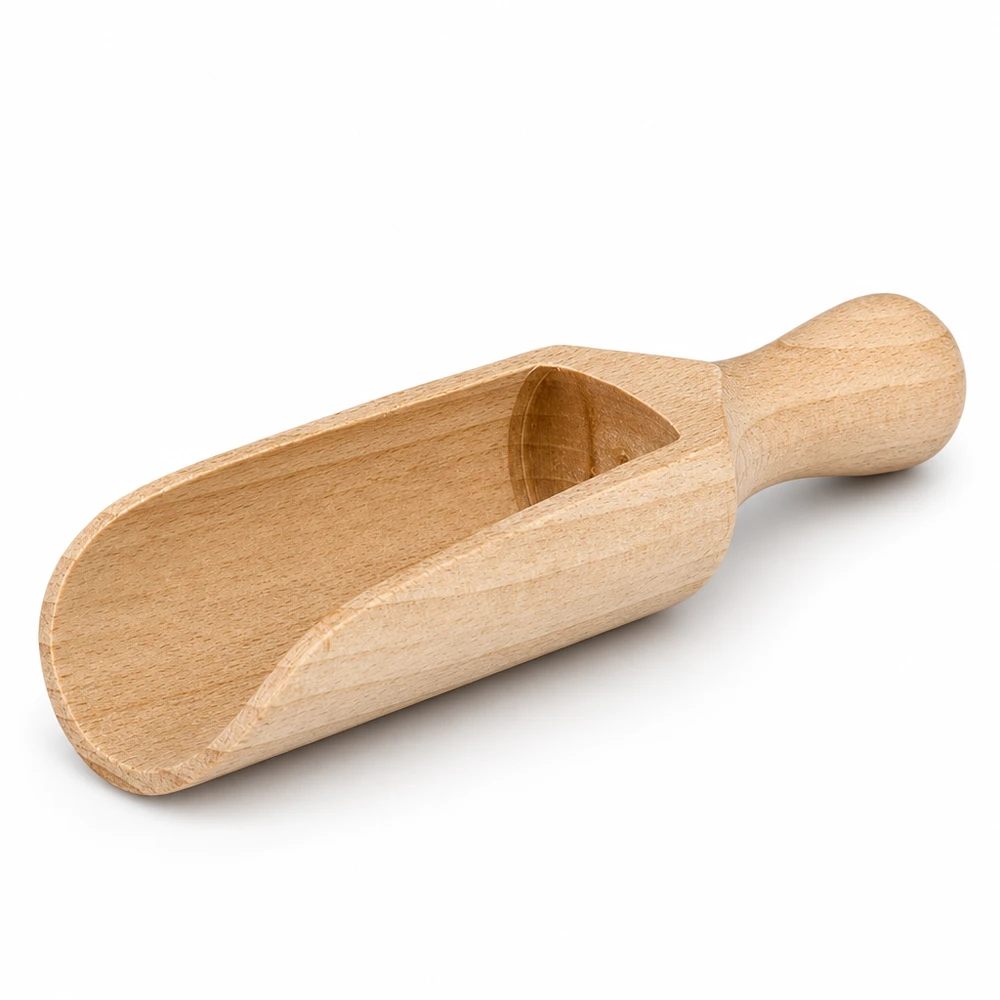 Puulapio koko M puoliympyrän muotoinen - 140mm pitkä. Puinen lapio M 14cm, jossa on näkyvä puun jyvitys ja ergonominen kahva optimaalista otetta varten.