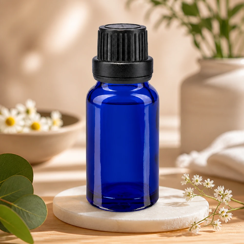 10 ml:n sininen apteekkilasi, jossa on musta alkuperäiskorkki ja 2 mm:n tarkkuustippapipetti aromaterapiaan