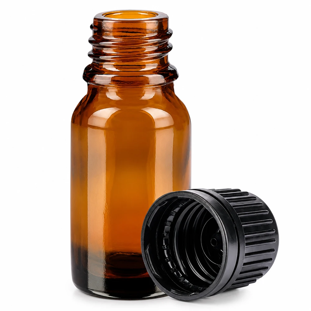 Pieni 10ml meripihkanvärinen lasipullo, jossa on UV-suojaa ja turvallista säilytystä tarjoava musta korkki.