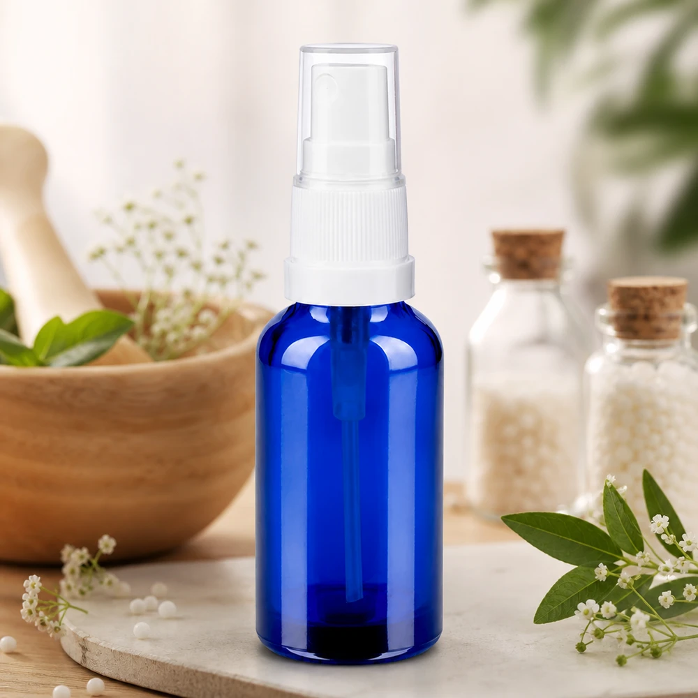 30ml suihkepullo valkoinen/läpinäkyvä vakiokorkki BlueLine UT18/30 Kätevä 30 ml:n suihkepullo, jossa on läpinäkyvä suihkepää kosmetiikan helppoon levittämiseen.