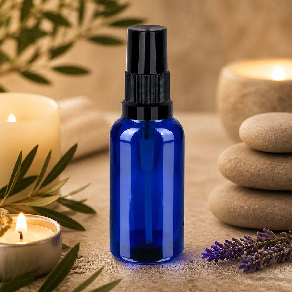 30ml suihkepullo musta vakiokorkki BlueLine UT18/30 Pienikokoinen 30 ml:n suihkepullo sinisestä lasista, jossa ergonominen musta suihkupää.