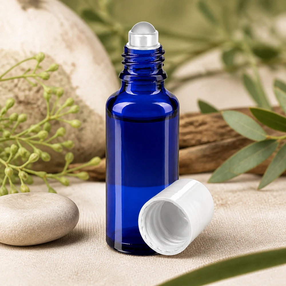 Apteekkipullo sininen 30ml roll-on korkki valkoinen Siniset 30 ml:n apteekkilasipullot, joissa on ruostumattomasta teräksestä valmistettu rullakärki ja valkoinen kierrekorkki luonnonkivellä