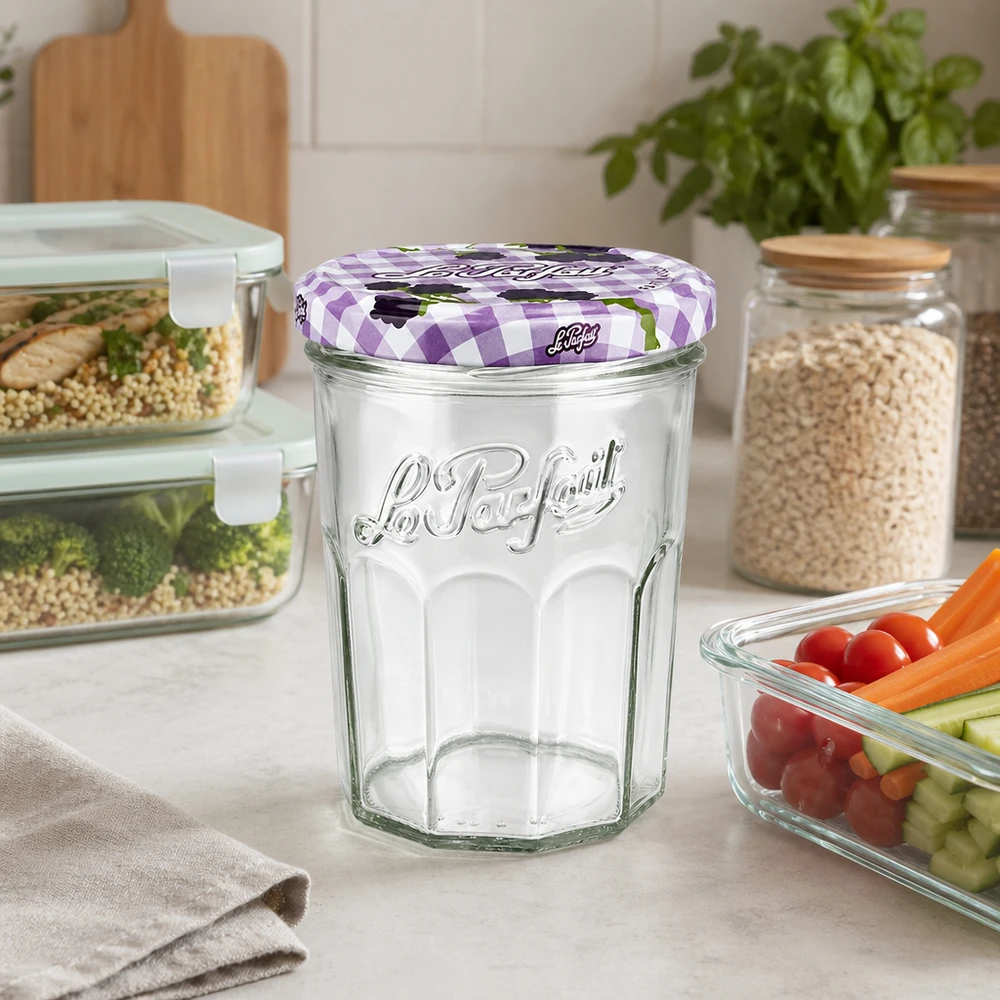 Le Parfait tumblers 385ml modernissa keittiössä säilytyspurkkien ja vihannesten välissä säilytysratkaisuna.