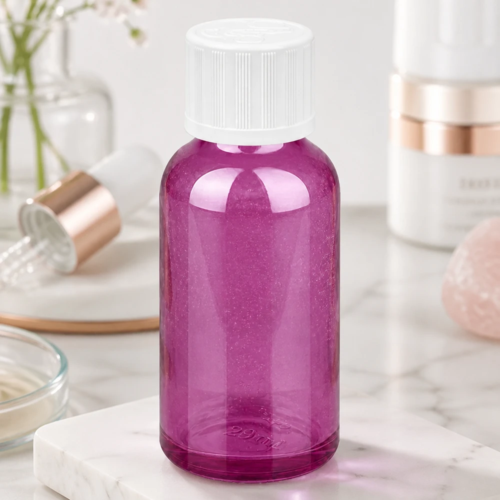 30ml tippapullo 1,2mm valkoinen standardi lapsiturvallinen PurpleLine.UT18/30 Läpinäkyvä tippapullo 30ml violetti, jossa on valkoinen lapsiturvakorkki turvallista säilytystä varten.