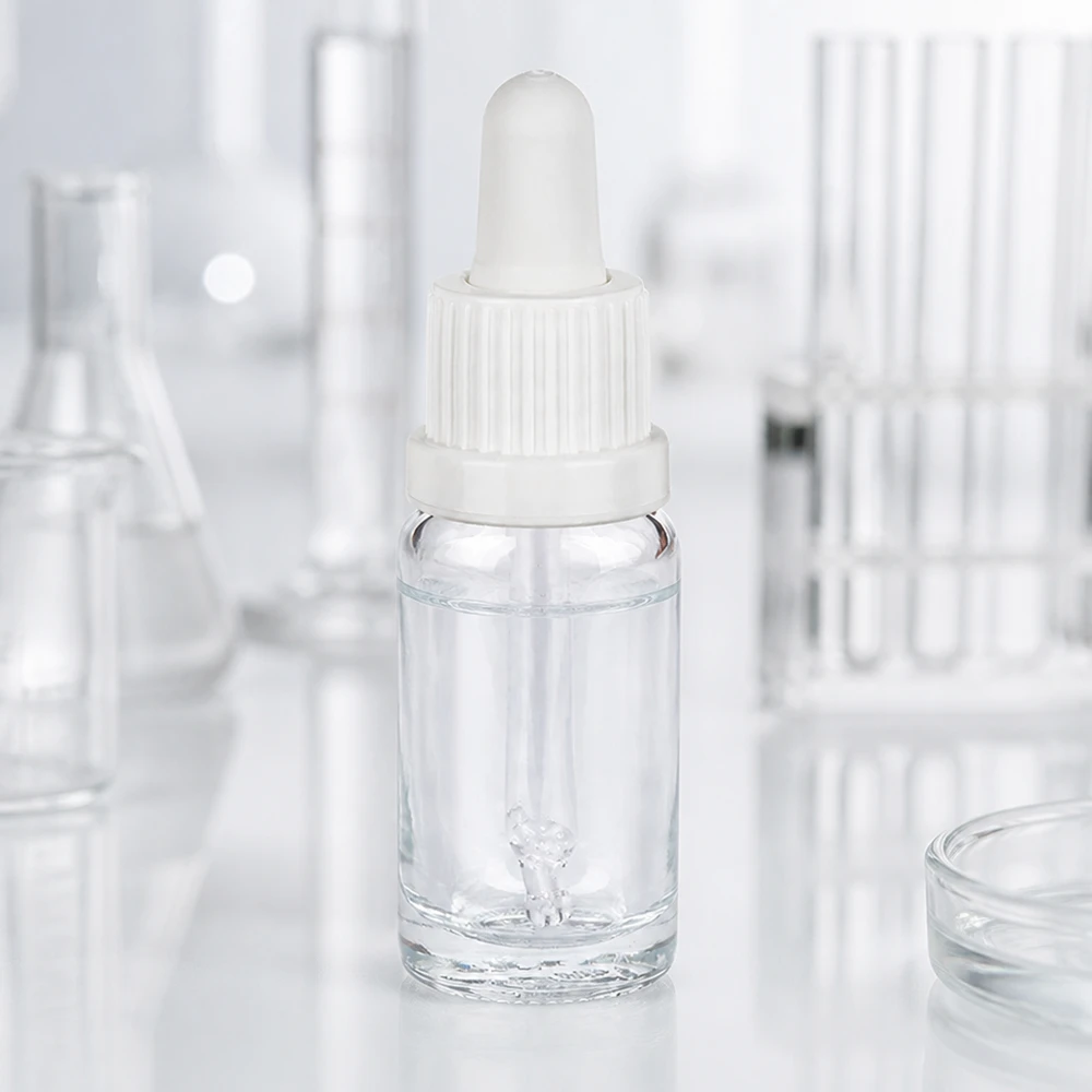 10 ml:n ClearLine-pipettipullo, jossa on valkoinen kierrekorkki ja kumisuutin, laboratoriossa