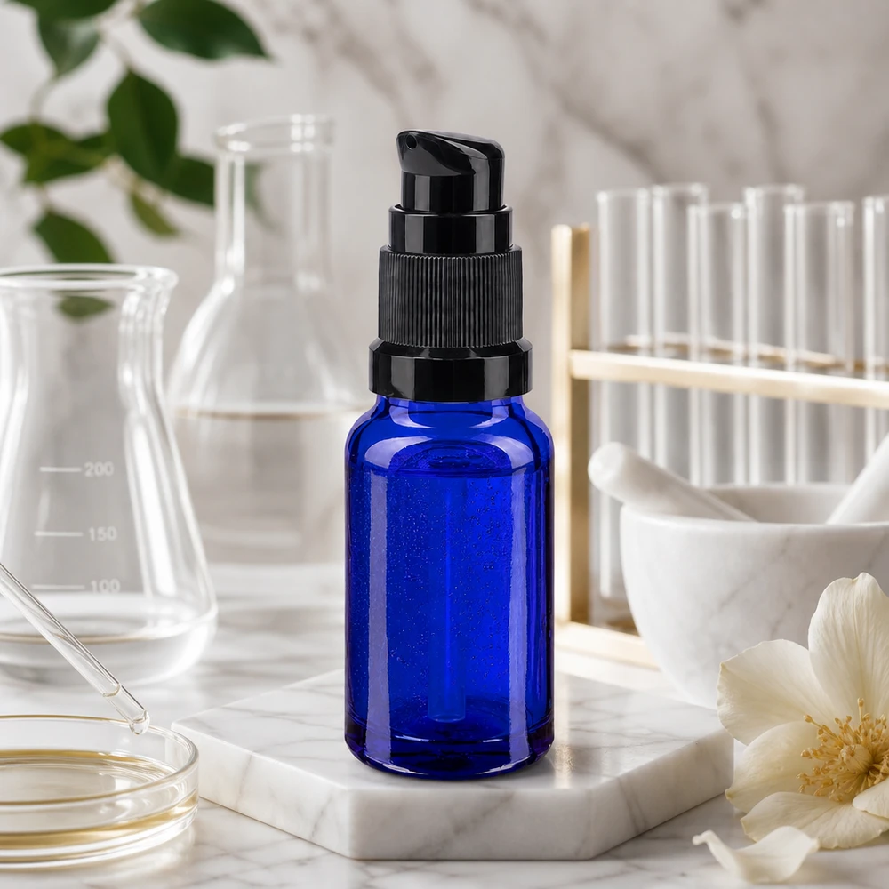Apteekkipullo sininen 10ml pumppukorkki musta standardi Sininen 10 ml:n pumppupullo, valmistettu STD-apteekkilasista, jossa on musta annostelija, laboratorioympäristössä