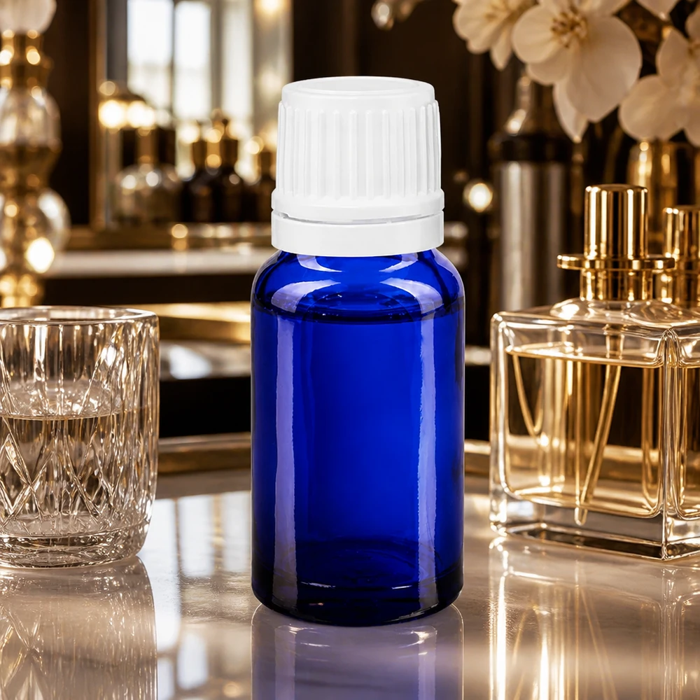 Apteekkipullo sininen 10ml ruuvikorkki valkoinen peukaloinnin estävä suljin Tummansininen 10 ml:n apteekkilasipullo, jossa on valkoinen kierrekorkki, marmoripöydällä