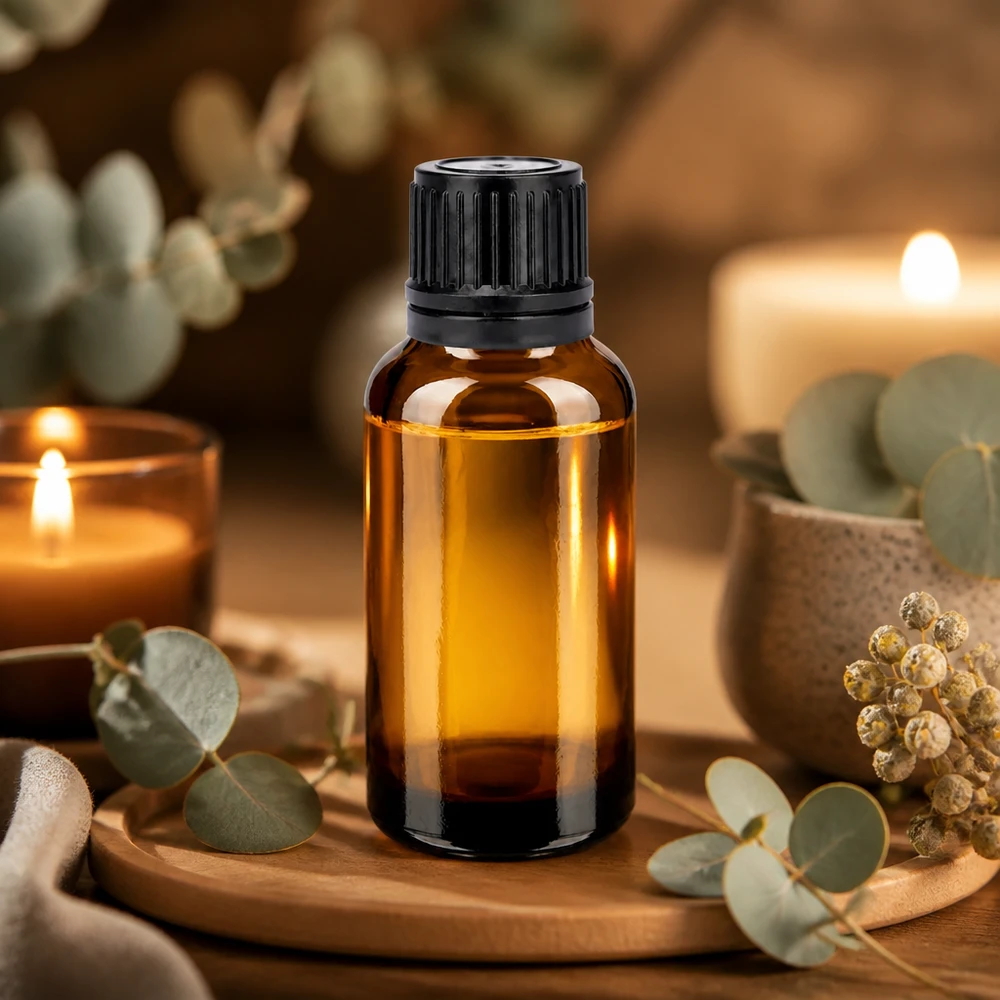 30ml apteekkipullo tummasta lasista, jossa on musta tiputuskorkki aromaterapiaa varten.