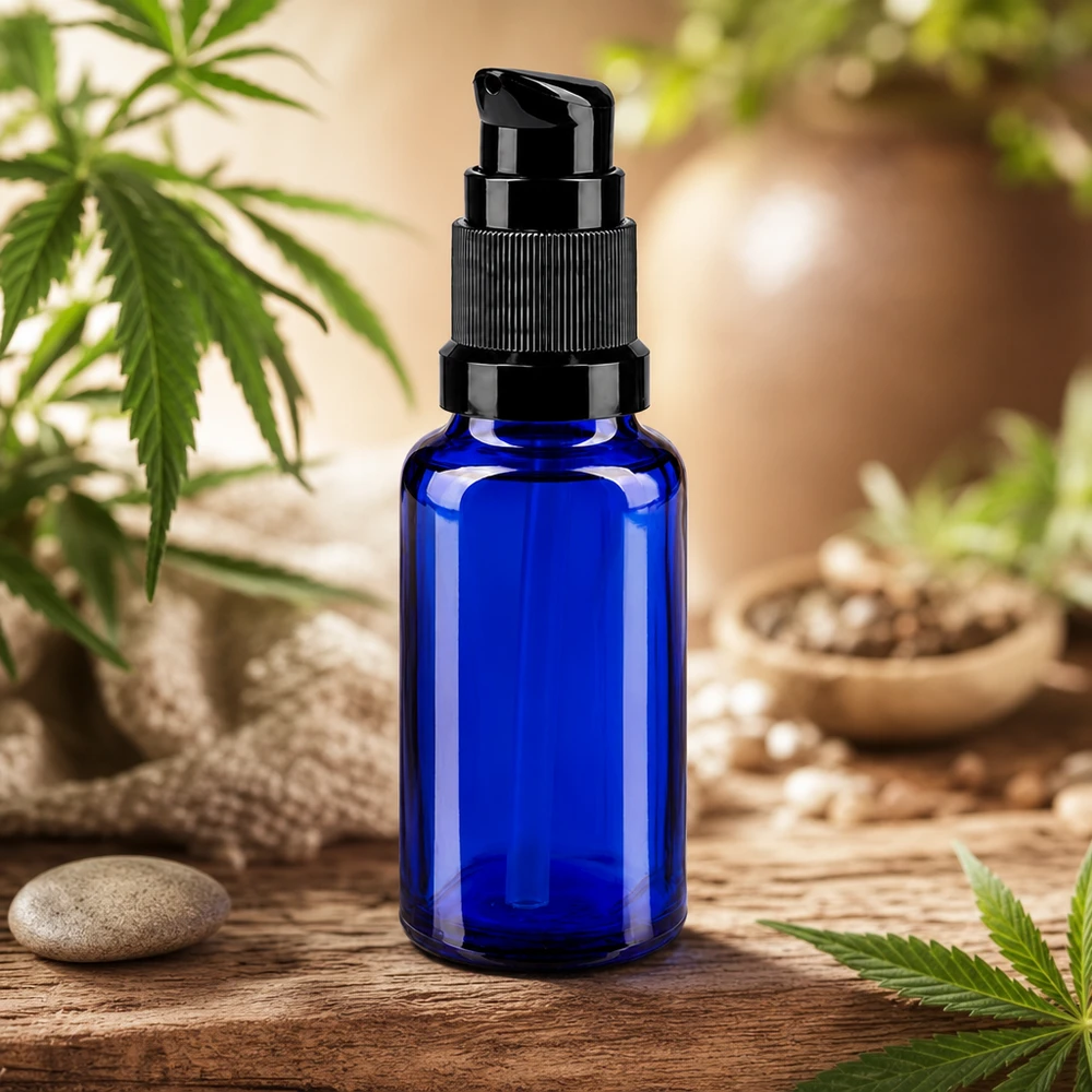 Apteekkipullo sininen 20ml pumppukorkki musta standardi Koboltinsininen 20 ml:n pumppupullo apteekkilasista, jossa on musta pumppupää, kannabiskasvien edessä