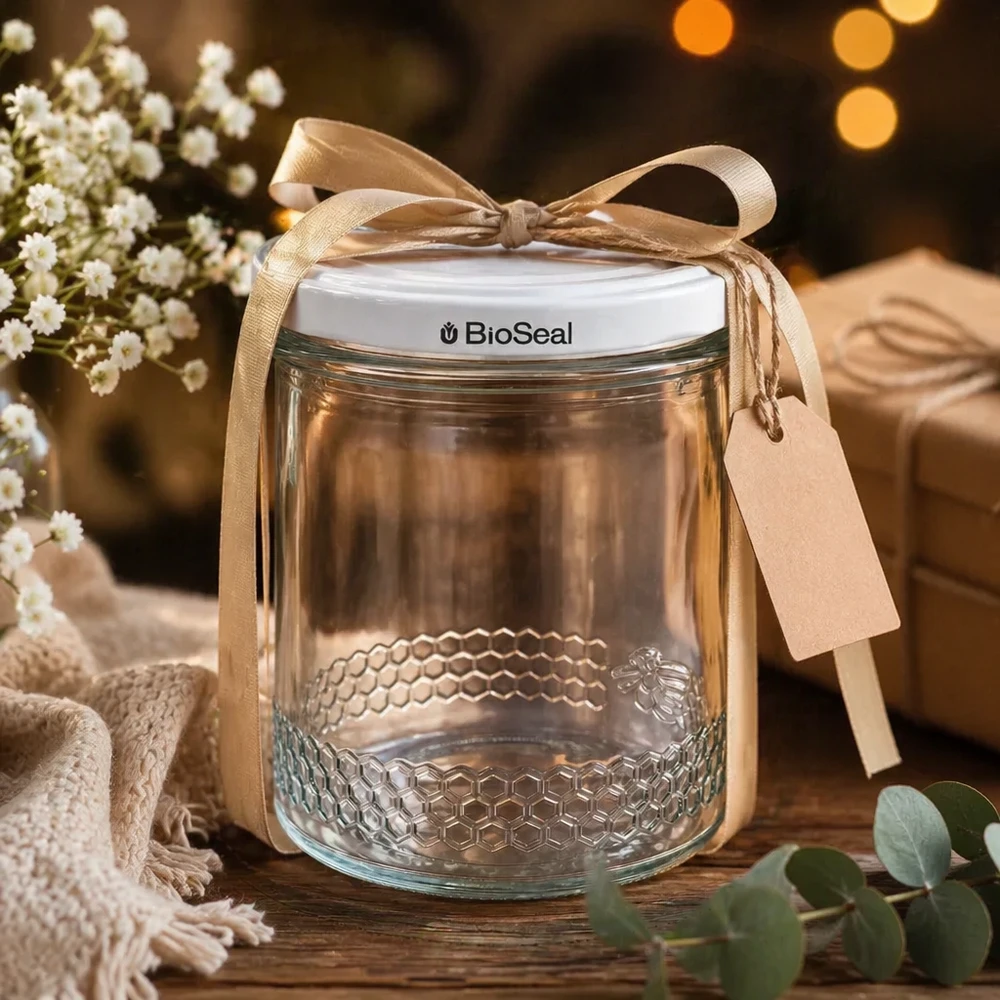 560g Honigglas + BioSeal Deckel weiß UNiTWIST 400ml hunajapurkki tyhjänä valkoisella BioSeal-kannella lahjaksi kultaisella rusetilla ja riipuksella koristeltuna.