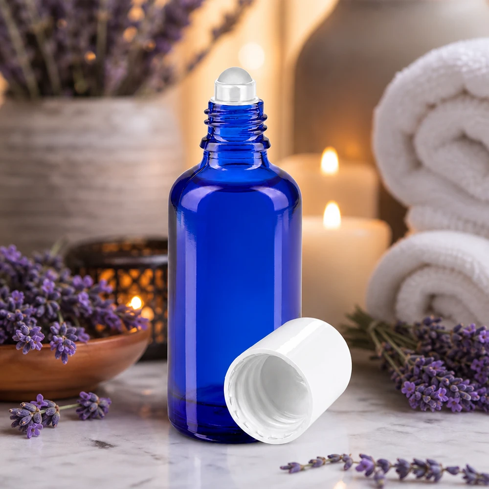 Apteekkipullo sininen 50ml roll-on korkki valkoinen Koboltinsininen 50 ml:n roll-on-pullo, jossa on läpinäkyvä ruostumattomasta teräksestä valmistettu pallo ja valkoinen kierrekorkki apteekkilasista