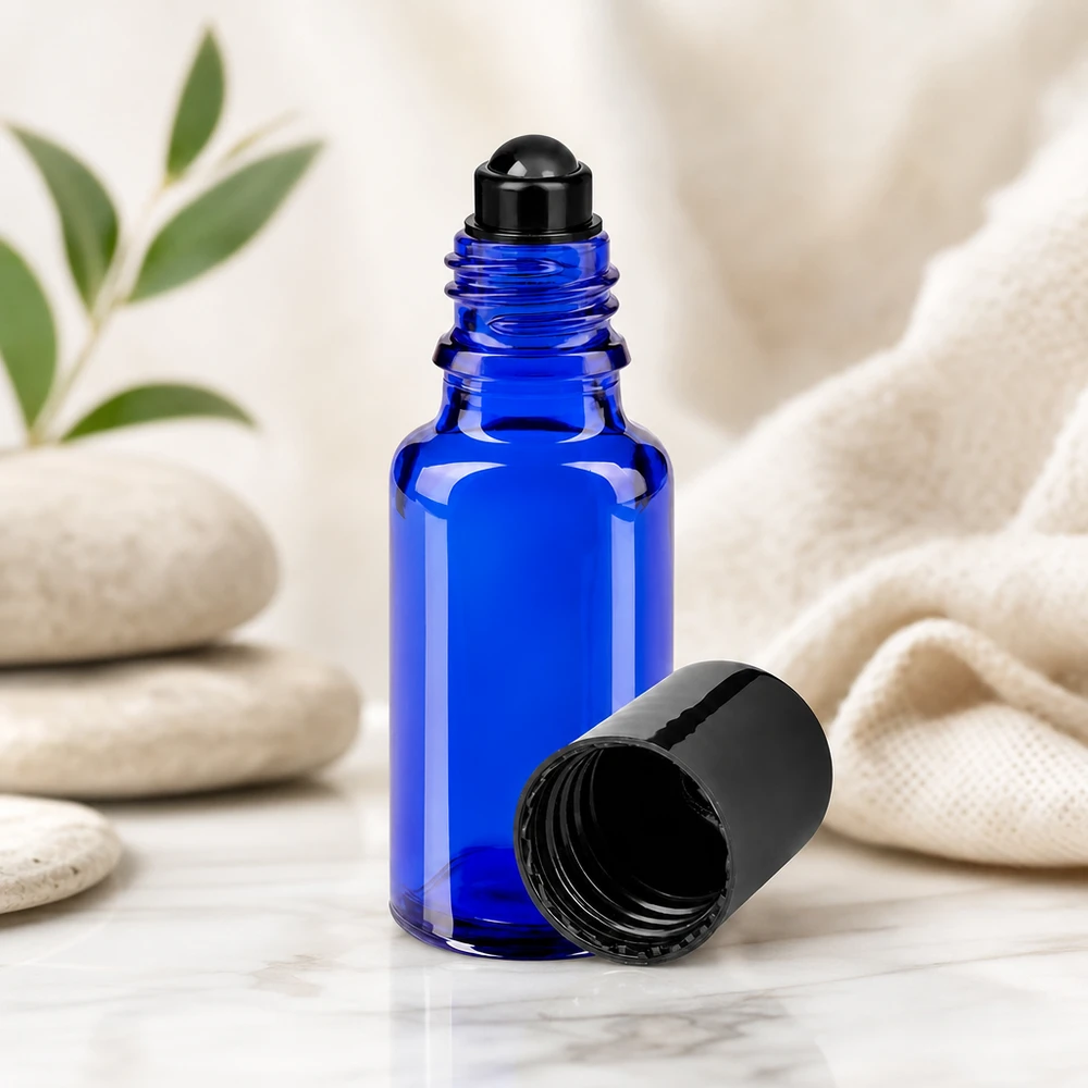 Apteekkipullo sininen 20ml roll-on korkki musta Sininen 20 ml:n apteekkilasinen STD-roll-on-pullo, jossa on musta pallomainen annostelija, avattu