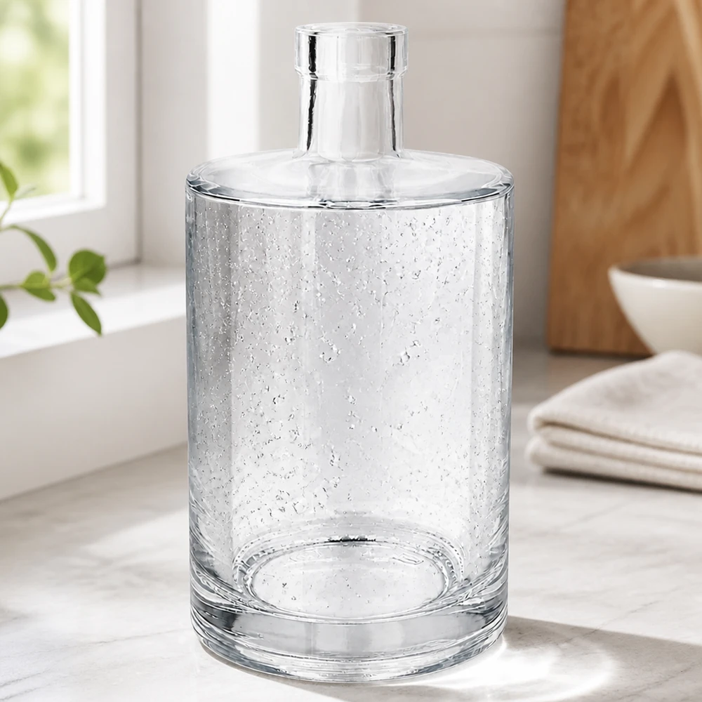 Elegante 700ml Glasflasche Marie mit Luftbläschen-Optik in modernem Wohnambiente neben Handtüchern und Holzschale