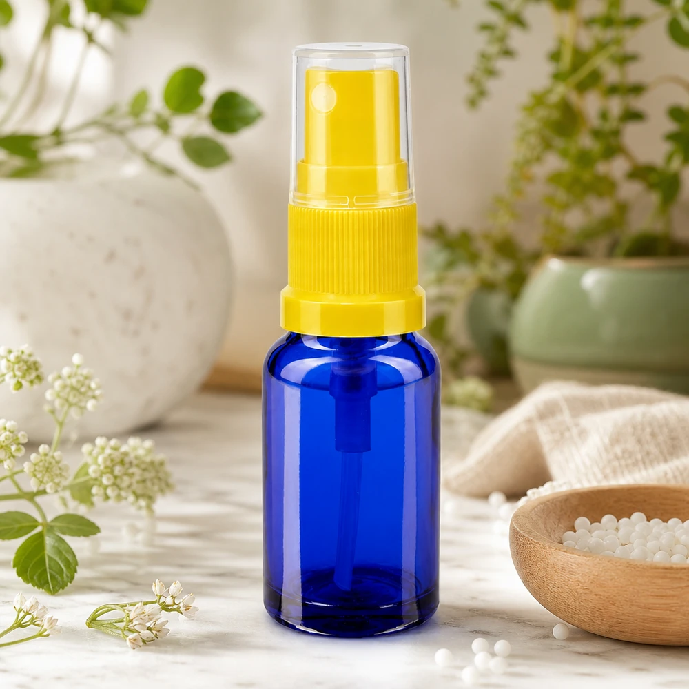 Sininen 30 ml:n sumutuspullo UV-suojalasista, jossa on keltainen sumutuskärki ja läpinäkyvä korkki