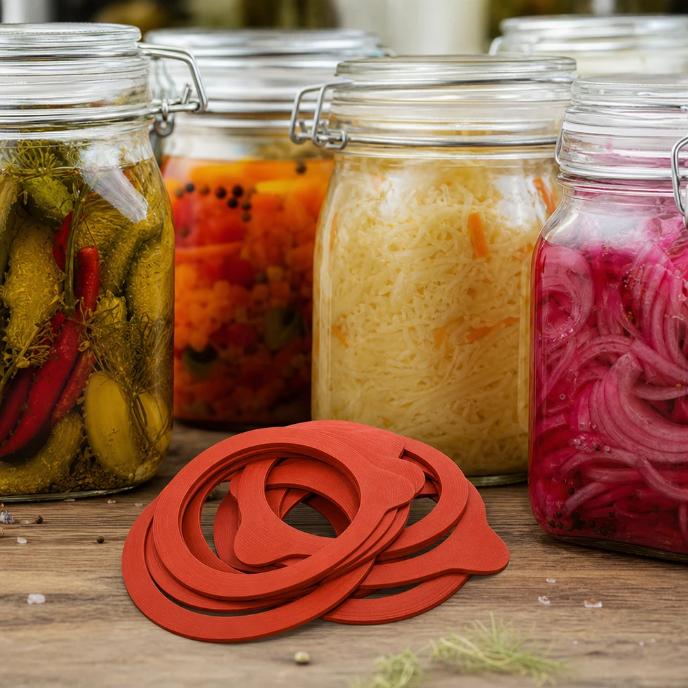 Luonnonkuminen säilytysrengas RR60 Säilytysrenkaat RR60 Luonnonkumi käymistilassa olevien vihannespurkkien edessä Hapankaali Kimchi Pikkelöidyt kurkut Sipulit Sipulit