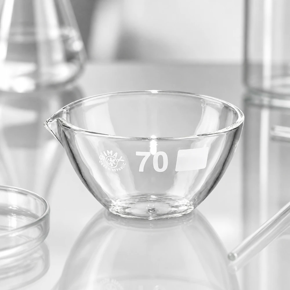 60ml haihdutusmalja, jossa on nokka borosilikaatti ø70mm Pienikokoinen laboratorioastia 60ml, jossa on käytännöllinen nokka ja halkaisija 70mm, valmistettu kestävästä borosilikaattilasista.