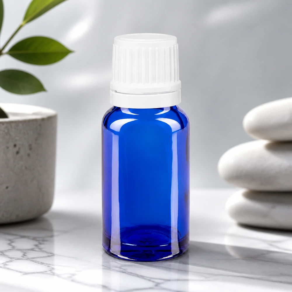 Apteekkipullo sininen 10ml tiputuskorkki 1.2mm valkoinen peukalointiturvallinen korkki Sininen 10 ml:n ApoGlas-tiputuspullo, jossa on valkoinen lapsiturvallinen korkki, marmoripohjalla