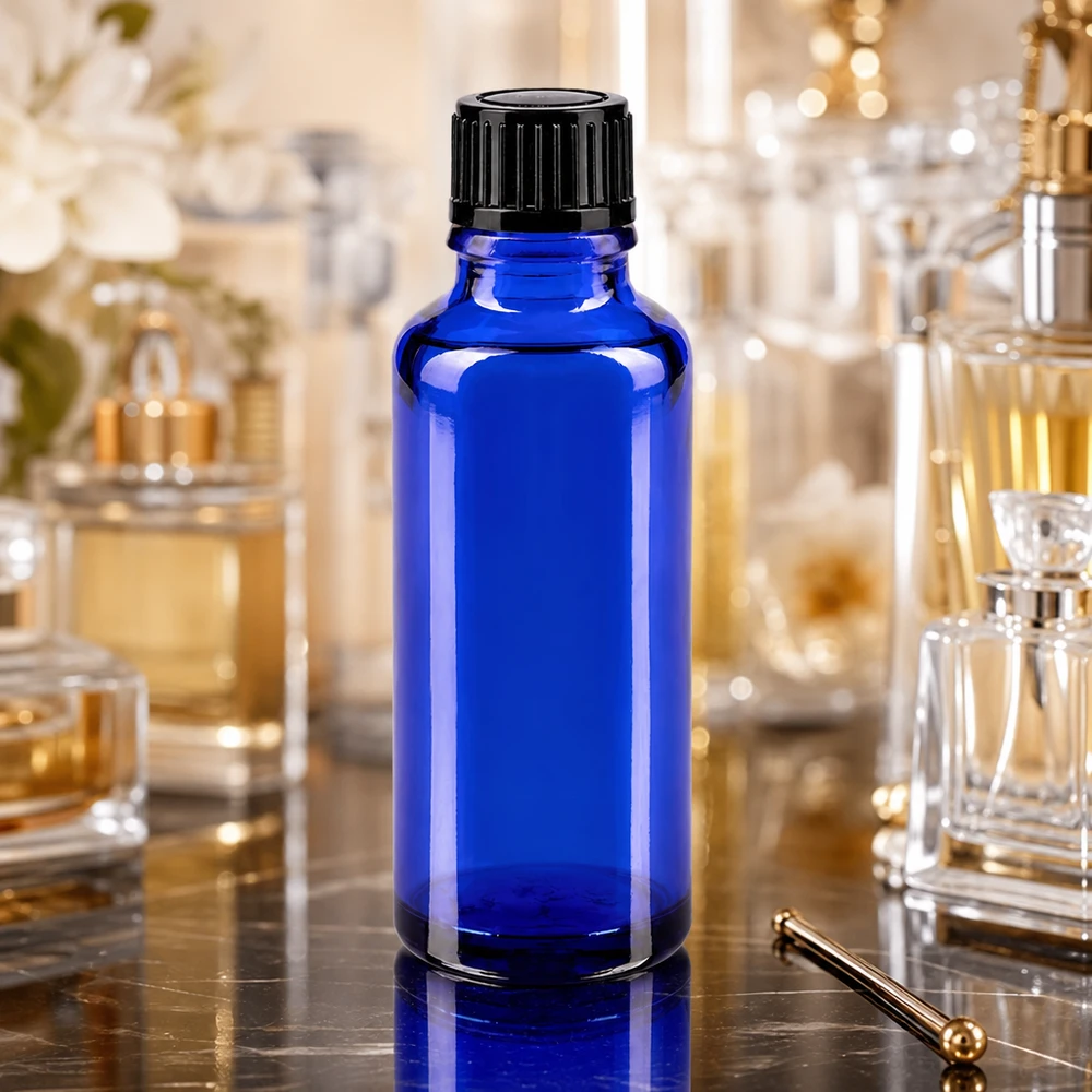 Apteekkipullo sininen 30ml ruuvikorkki musta standardi Pieni sininen 30 ml:n lasipullo, jossa on musta kierrekorkki, tyylikkäiden hajuvettä sisältävien pullojen edessä