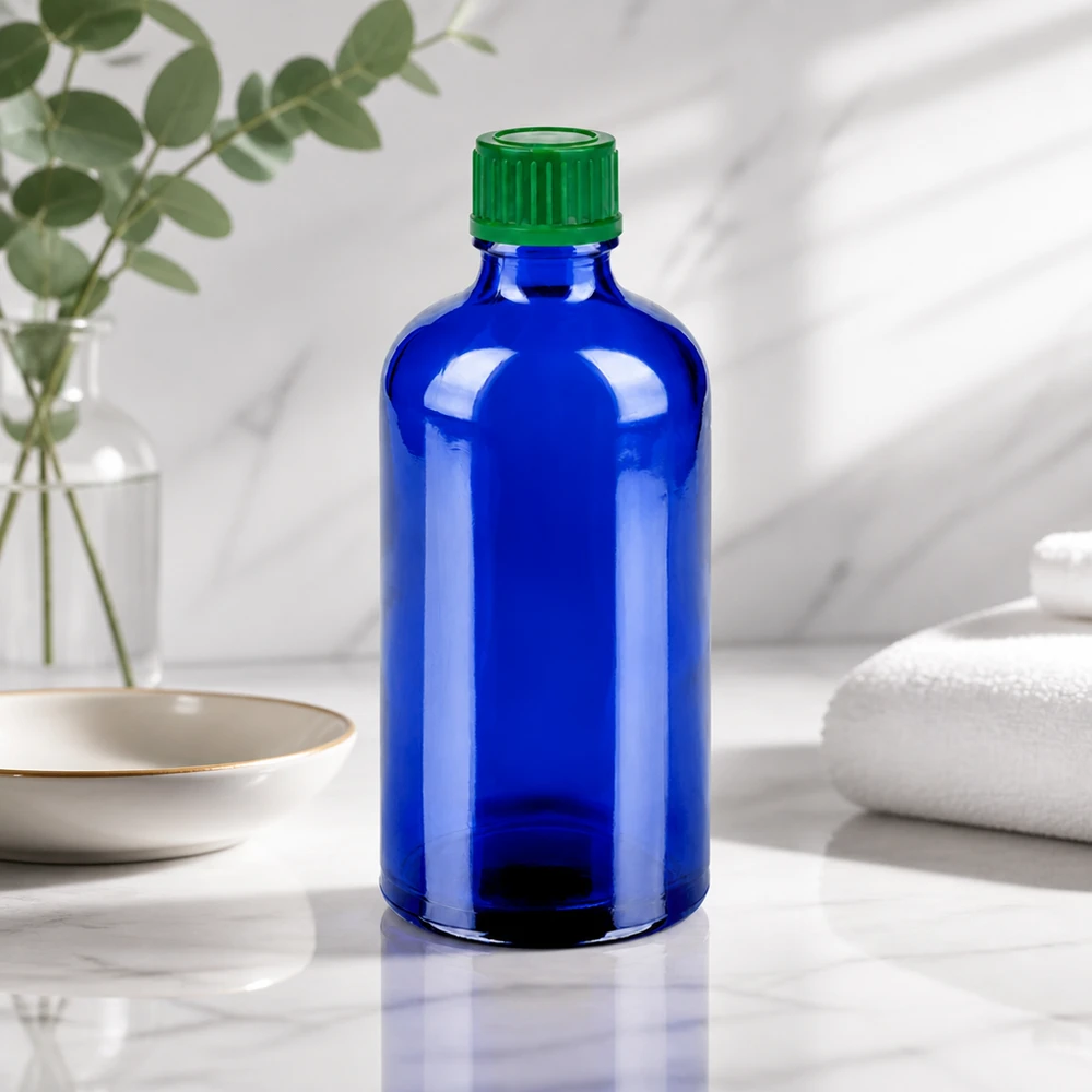 Pieni 100 ml:n lasipullo tyylikkään sinisellä ja käytännöllisellä ruuvikorkilla liikkeellä oloa varten.