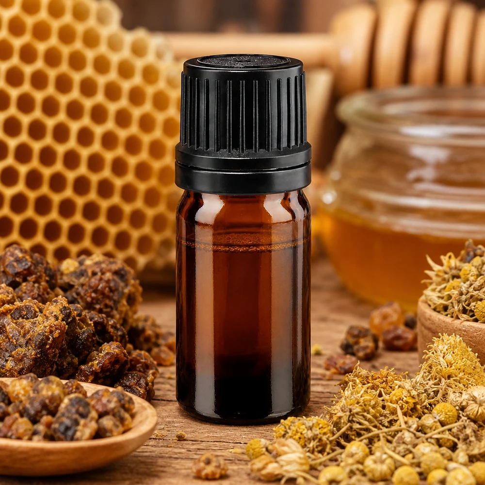 Apteekkipullo ruskea 5ml ruuvikorkki musta kaatorengas sinetöityä sulkemista varten. Pieni apteekkipullo, 5 ml, ruskeaa lasia, musta korkki, kuvassa mehiläispesä ja hunaja