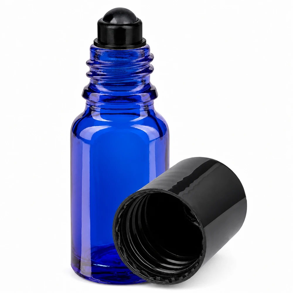 10 ml:n sininen apteekkilasinen roll-on-pullo, jossa on musta rullapää ja kierrekorkki