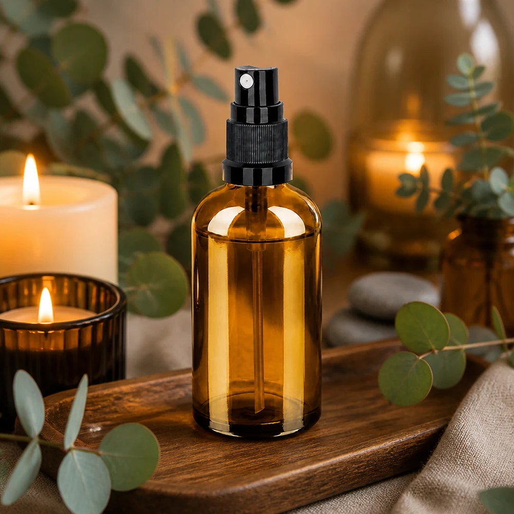 100ml suihkepullo musta vakiokorkki BrownLine UT18/100 100ml suihkepullo ruskeaa lasia, jossa on musta sumutin eteerisille öljyille.