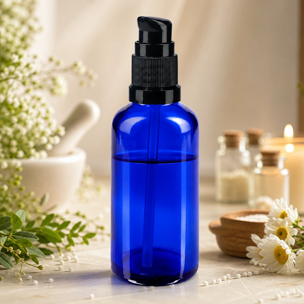 Apteekkipullo sininen 50ml pumppukorkki musta standardi Sininen apteekkilasinen pumppupullo, 50 ml, mustalla annostelupäällä, kosmetiikkatuotteille
