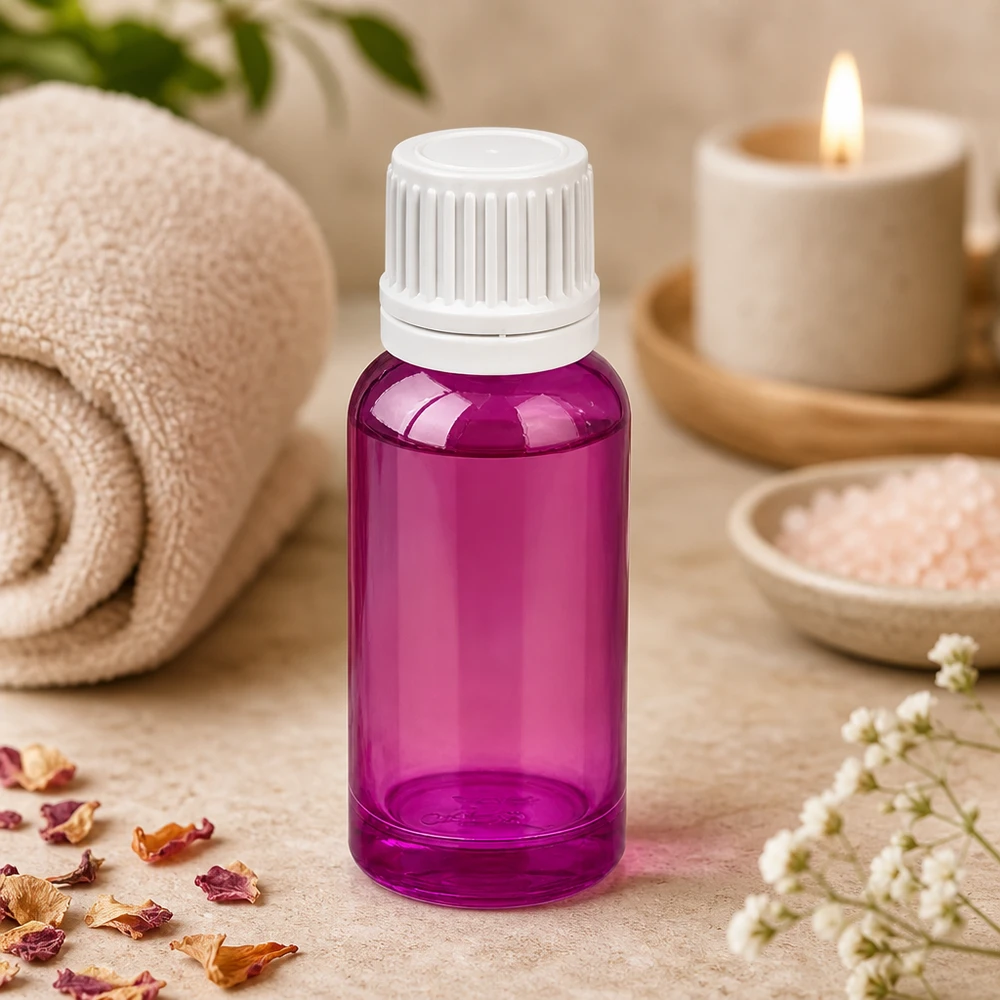 Purppuranpunainen tippapullo 20ml tukevasta muovista, jossa on valkoinen kierrekorkki nestemäistä kosmetiikkaa varten.