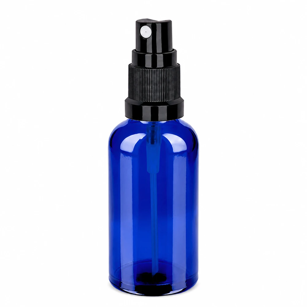 50ml ruiskupullo musta vakiokorkki BlueLine UT18/50 Sininen 50ml lasinen suihkepullo, jossa on musta pumppusumutin nesteiden tarkkaa annostelua varten.